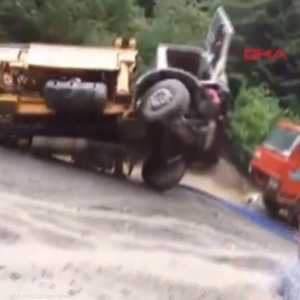 السيول تجرف شاحنة ضخمة في تركيا