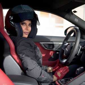 سعودية تقود سيارة فورمولا 1