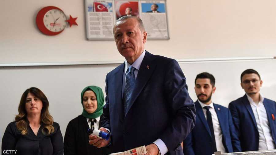 الرئيس التركي رجب طيب أردوغان خلال الإدلاء بصوته