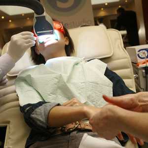 قصة حزينة لمعاناة سيدة تركية بعد عملية تبييض أسنان "أرشيفية"