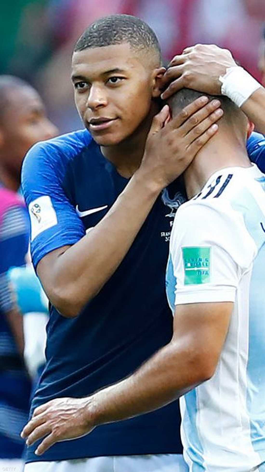 لاعب فرنسا كيليان مبابي يواسي الأرجنتيني سيرخيو أغويرو