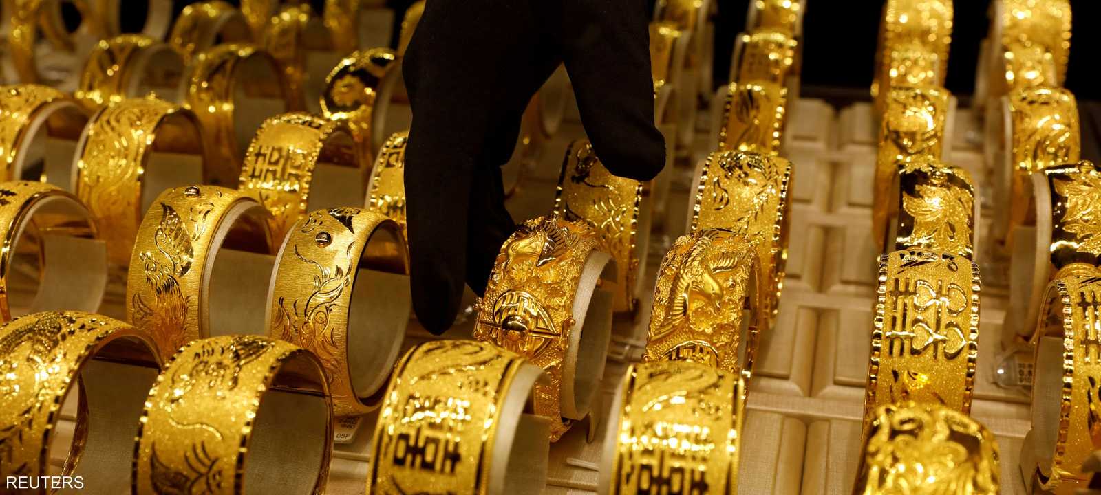 صعود الدولار يهبط بالذهب