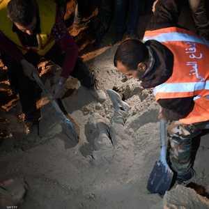 خلال إحدى عمليات نبش المقابر الجماعية بالرقة