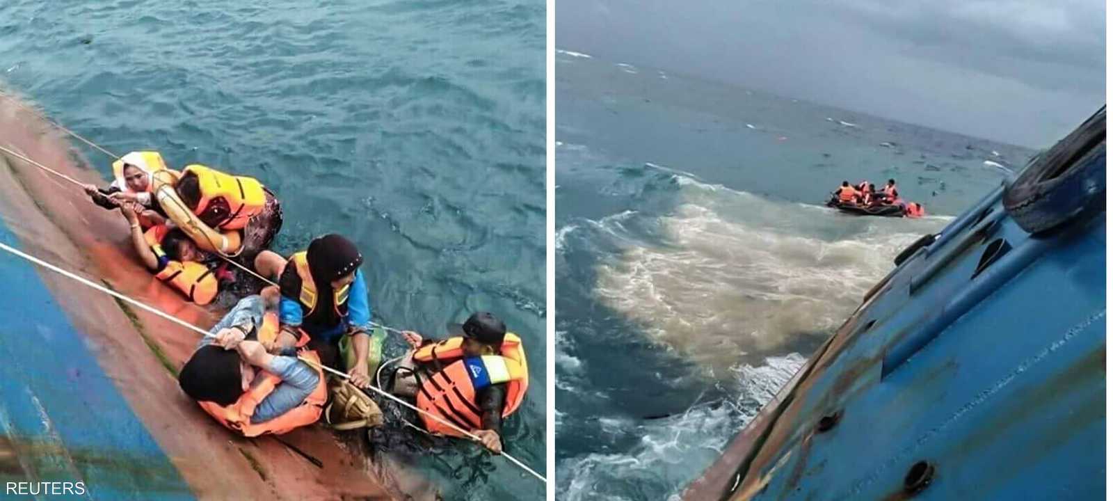 رجال الإنقاذ في إندونيسيا أثناء إنقاذهم لبعض ركاب العبارة