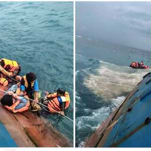 رجال الإنقاذ في إندونيسيا أثناء إنقاذهم لبعض ركاب العبارة