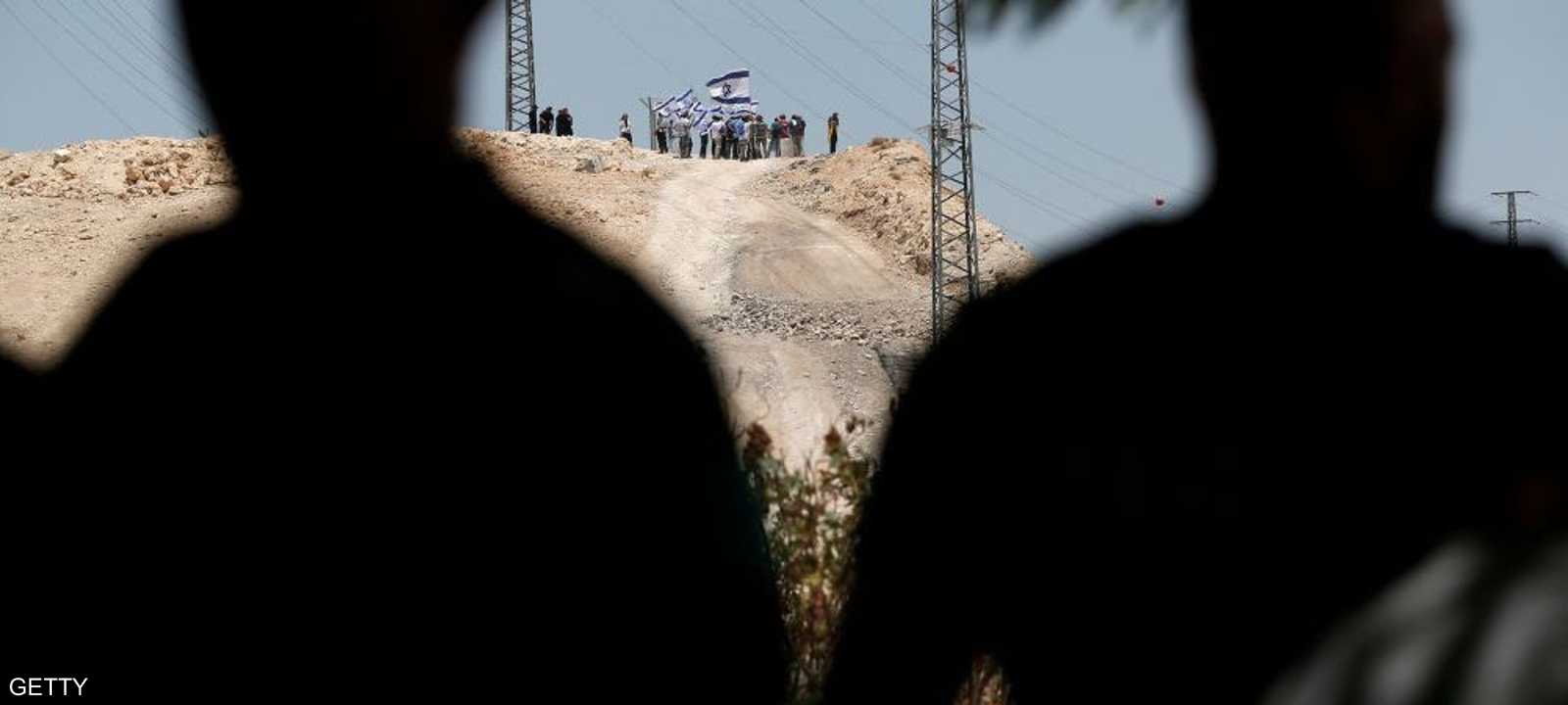 مستوطنون إسرائليون يتابعون أعمال إزالة القرية