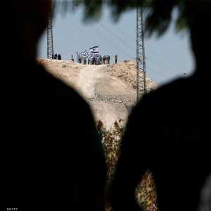 مستوطنون إسرائليون يتابعون أعمال إزالة القرية