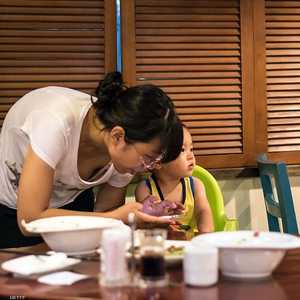 اعترف العديد من ذوي الأطفال بالإدمان على الهواتف الذكية