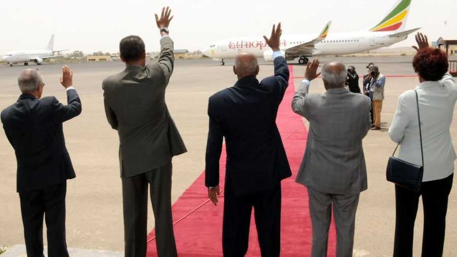الرئيس الإريتري أسياس أفورقي يودع ضيفه الإثيوبي
