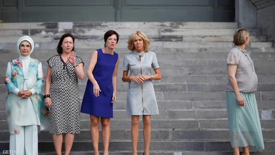 صورة تذكارية لعدد من السيدات اللاتي حضرن قمة الناتو