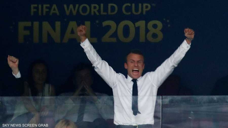 فرحة الرئيس الفرنسي مع كل هدف يسجله الديوك