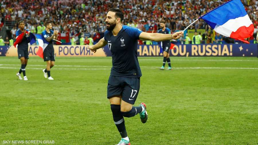 عادل رامي يلوح بعلم فرنسا