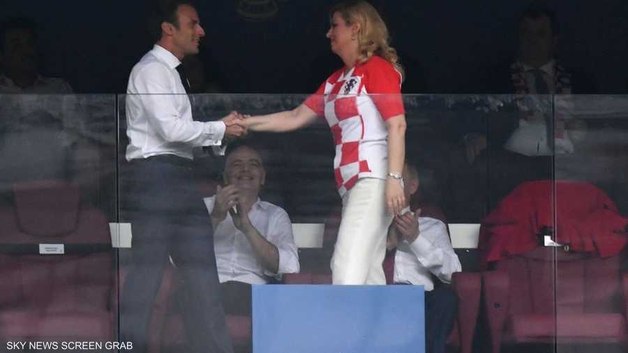 مصافحة رياضية بين ماكرون ورئيسة كرواتيا في المنصة الرئيسية