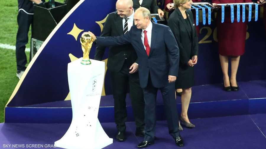 بوتن يلامس الكأس الغالية قبل تسليمها للبطل