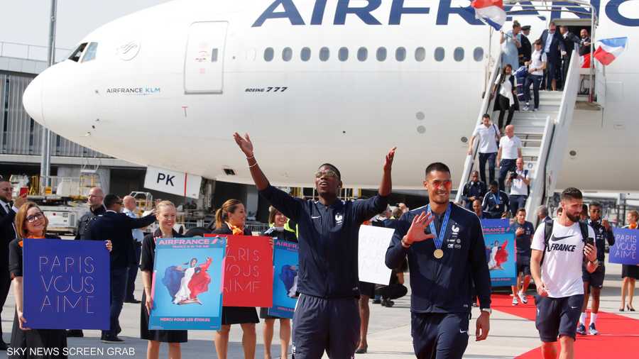 بوغبا يتباهى بقلادته الذهبية