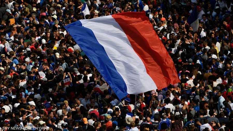 سينال لاعبو المنتخب الفرنسي وسام الشرف