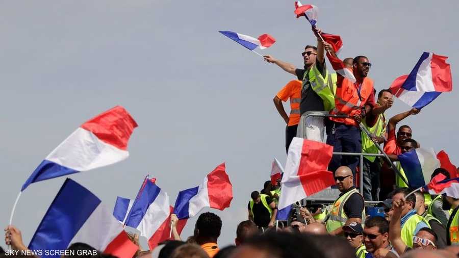 جماهير تسلقت الأبراج لرؤية نجوم منتخب الديوك