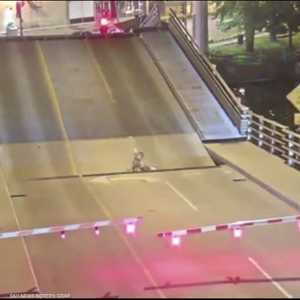 عرضت حياتها للخطر بعد اختراقها الجسر