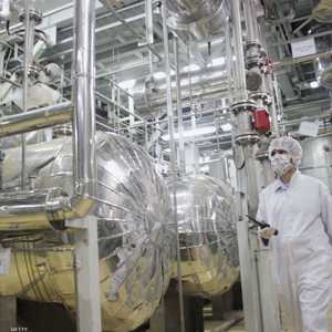 عاملون في أحد المفاعلات النووية الإيرانية.