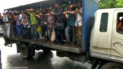 في فنزويلا.. شاحنات البضائع والمواشي تنقل الركاب