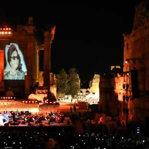 صور أم كلثوم تنير مسرح بعلبك