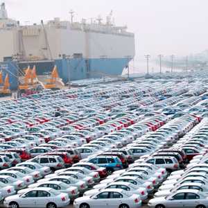 سيارات جاهزة للتصدير في أحد موانئ كوريا الجنوبية.