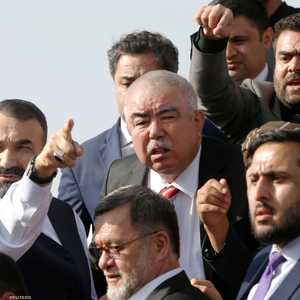 عبد الرشيد دستم محاطا بحراسه عقب محاولة اغتياله