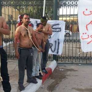 الشبان طالبوا بالعمل في شركات كبرى في الجزائر.