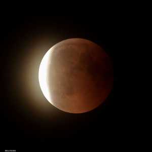 القمر الدامي في لقطة أرشيفية