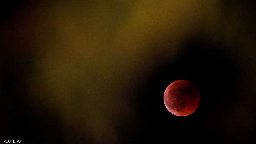 القمر الدموي في مرسيليا الفرنسية