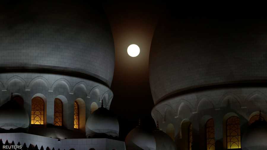 القمر الدموي في أبوظبي