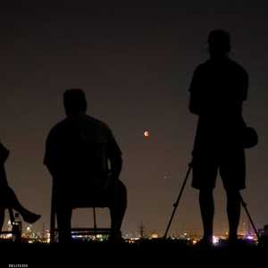 يشاهدون خسوف القمر في فرانكفورت الألمانية