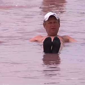 بحيرة أوكرانية تجتذب آلاف السياح بفضل فوائدها الصحية