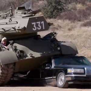 يسحق "ليموزين" بدبابة حربية