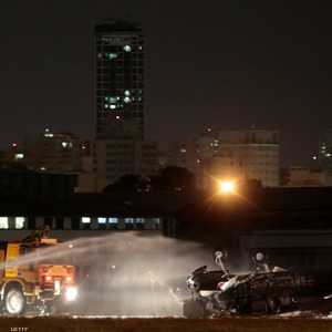 أعمال إطفاء الحريق الذي اندلع بالطائرة المنكوبة