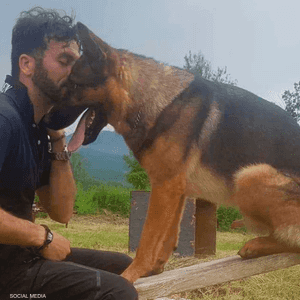 الكلب البطل مع صاحبه فابيانو إيتوري