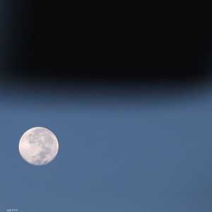 الجو المشمس يساعد على رؤية القمر نهارا