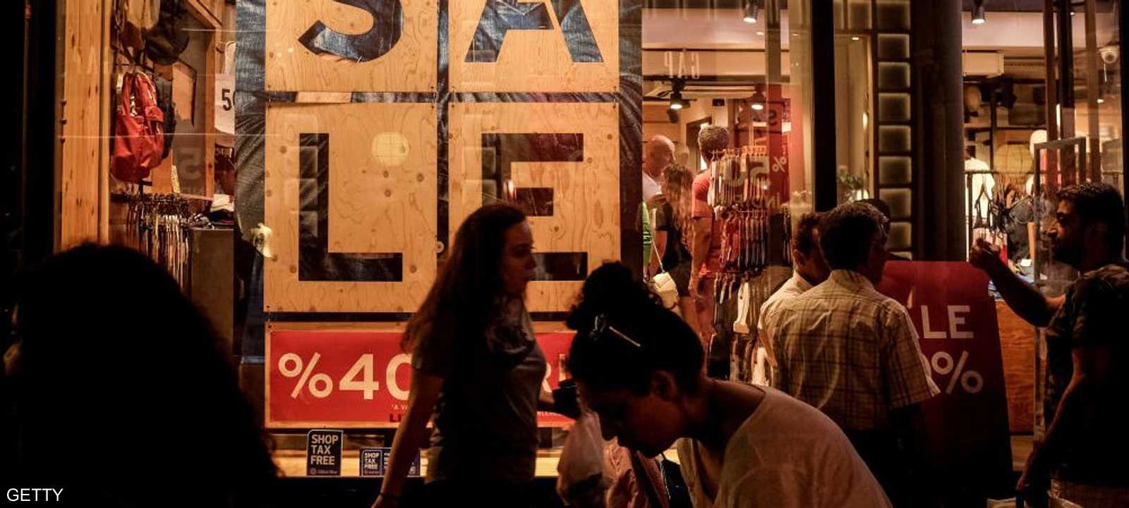 يتسوقون بأحد شوارع إسطنبول