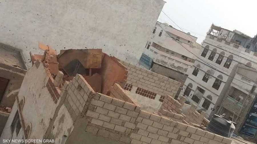 طال القصف الحوثي أيضا منزلا مجاورا