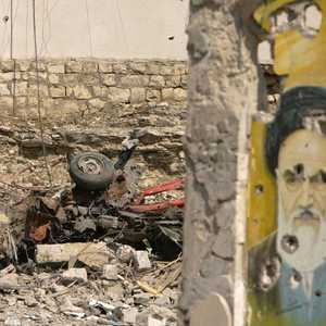 الخميني وخامنئي على جدار متهالك في الجنوب اللبناني (أرشيف)