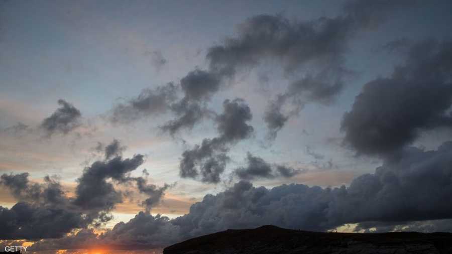 السحب والغيوم أضفت رونقا ساحرا على الغروب