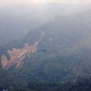 هليكوبتر تابعة لقوات الدفاع اليابانية في موقع نحطم المروحية