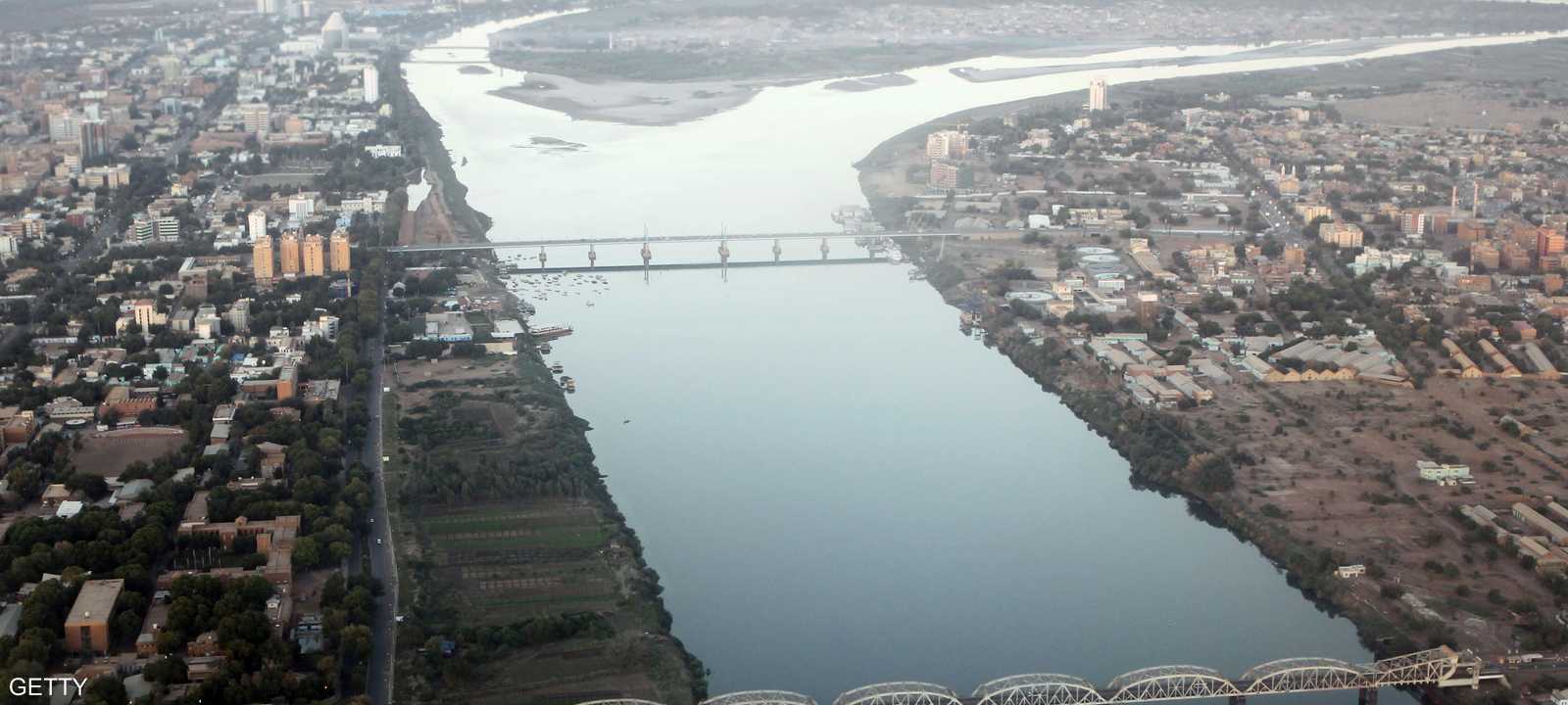 نهر النيل يعتبر شريان الحياة لمصر.