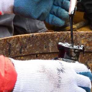 زيادة مفاجئة في الخام الأميركي أدت إلى انخفاض أسعار النفط