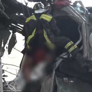 إنقاذ أحد الناجين من "كارثة جنوى"