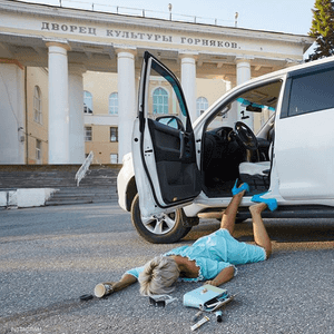 سقطت على وجهها أمام مركبتها