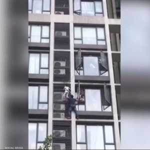 بطولة رجل لإنقاذ طفله