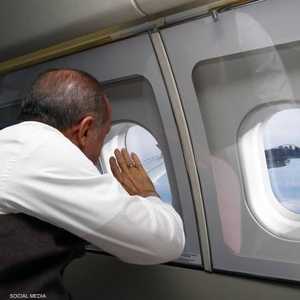 أرشيفية للرئيس التركي وهو يحيي طائرة مقاتلة خلال جولة سابقة