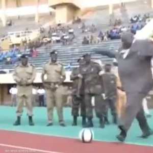 موقف محرج لوزير الرياضة الأوغندي