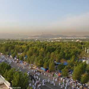 حجاج يتوافدون  إلى مشعر عرفات، بعد قضاء يوم التروية